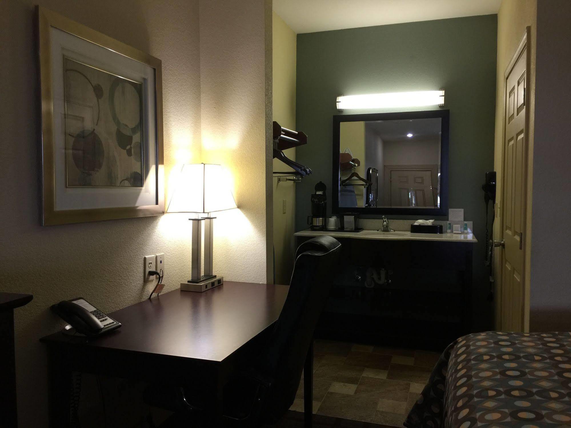 Pearsall Inn And Suites מראה חיצוני תמונה