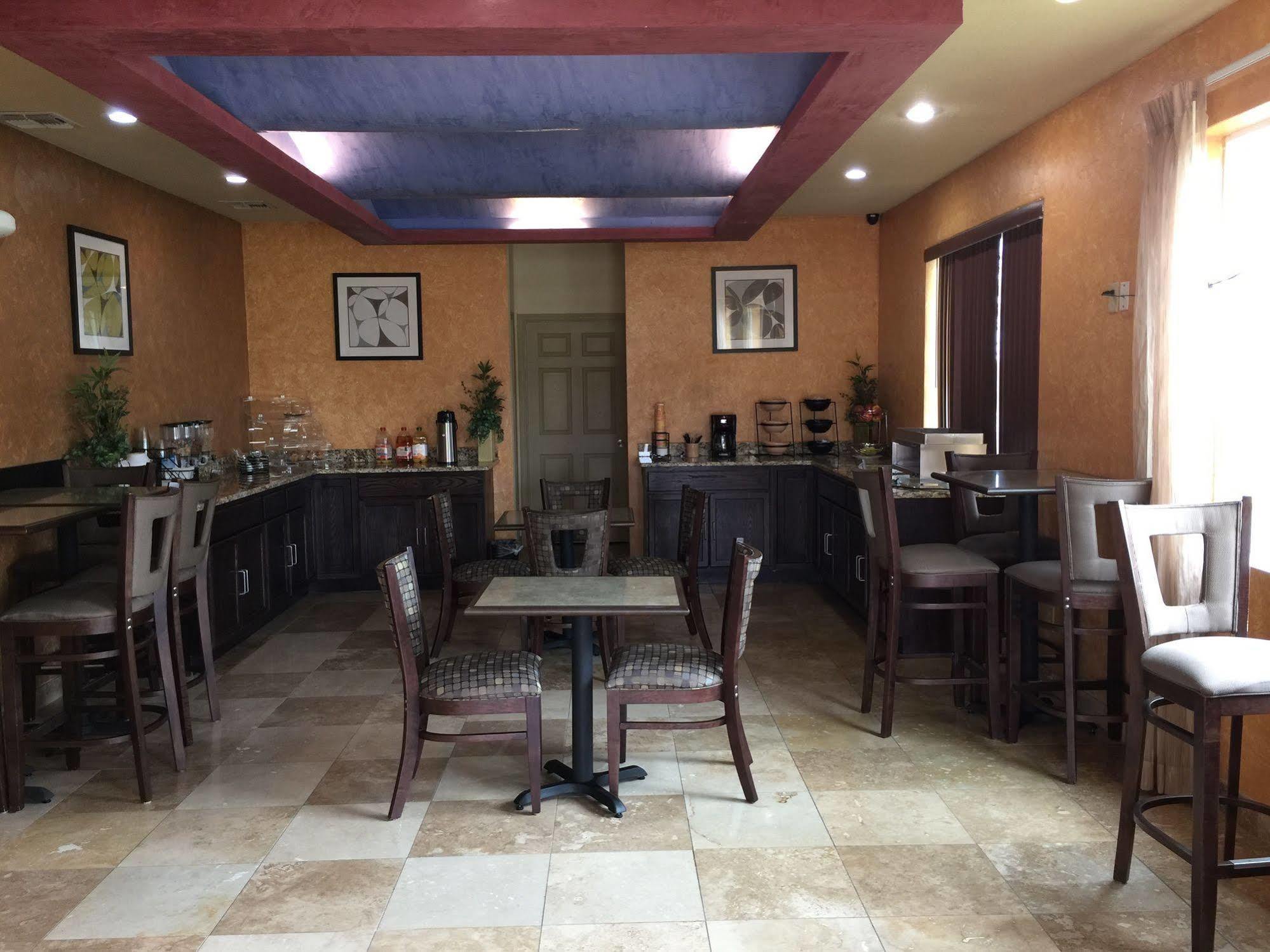 Pearsall Inn And Suites מראה חיצוני תמונה