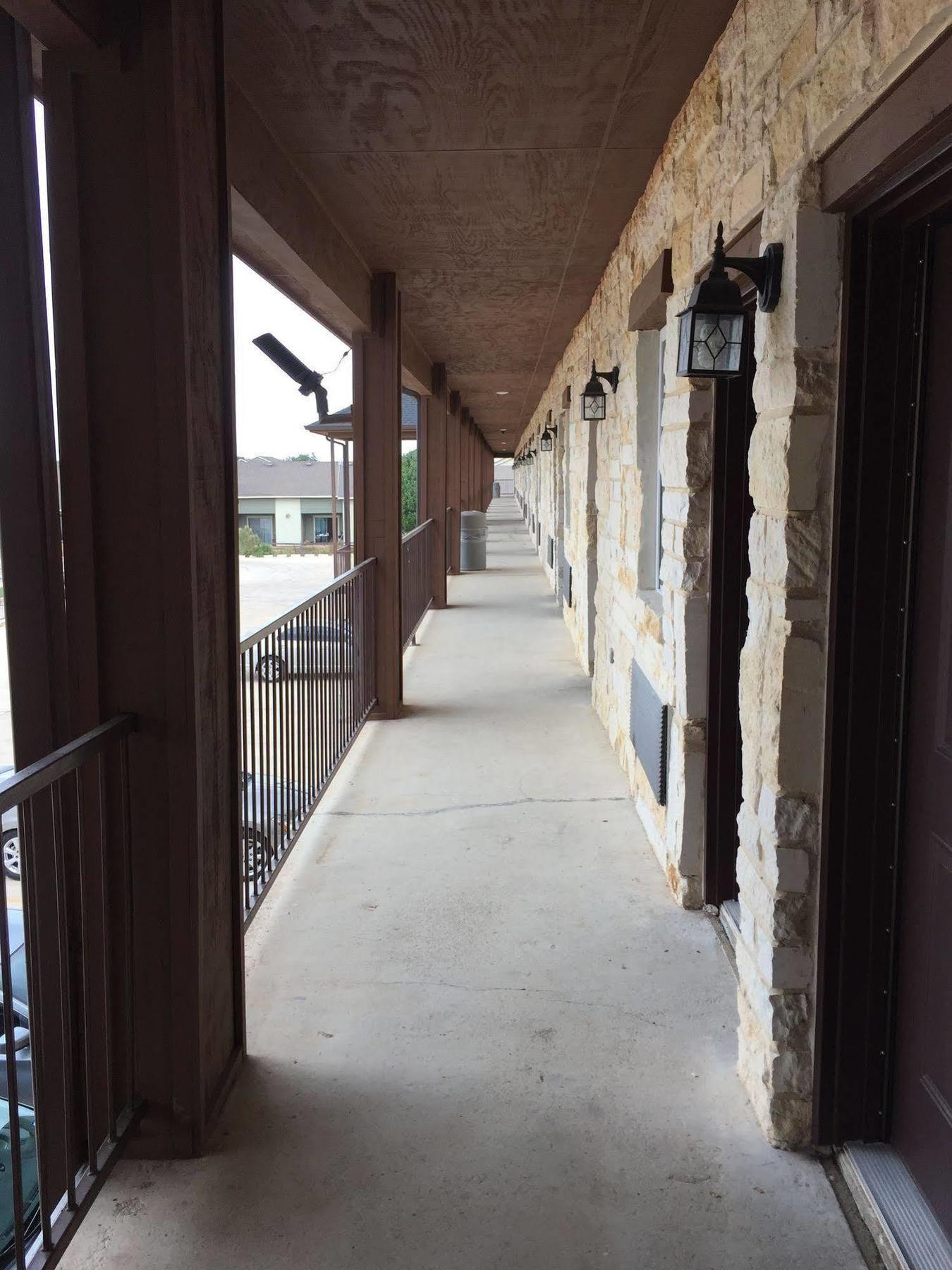 Pearsall Inn And Suites מראה חיצוני תמונה